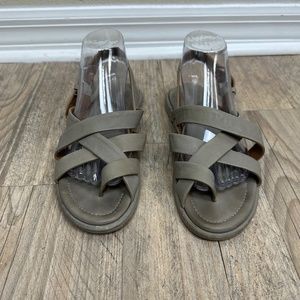 FRYE Tait Criss Cross Sandal size 8 M